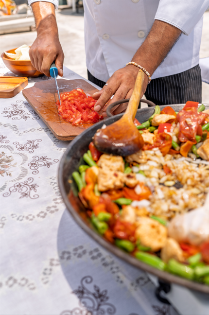 Foto de chef con paella