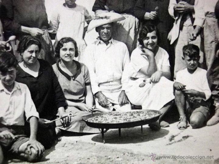 Foto antigua de personas con paellla